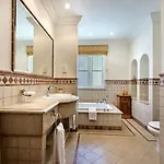 Plaza - Beautiful Spacious House Off Roundabout 6 Quinta Do Villa