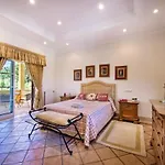 Villa Plaza - Beautiful Spacious House Off Roundabout 6 Quinta Do