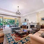 Villa Plaza - Beautiful Spacious House Off Roundabout 6 Quinta Do *