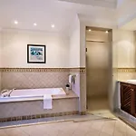 Villa Plaza - Beautiful Spacious House Off Roundabout 6 Quinta Do *