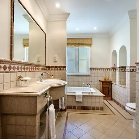 Plaza - Beautiful Spacious House Off Roundabout 6 Quinta Do 别墅