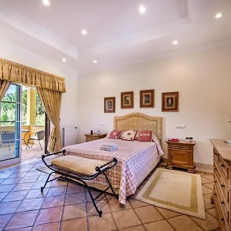 别墅 Plaza - Beautiful Spacious House Off Roundabout 6 Quinta Do