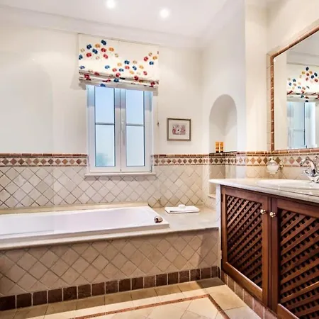 Plaza - Beautiful Spacious House Off Roundabout 6 Quinta Do * 金塔湖