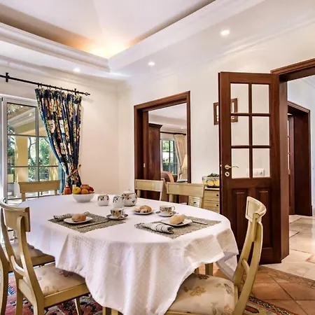 Plaza - Beautiful Spacious House Off Roundabout 6 Quinta Do