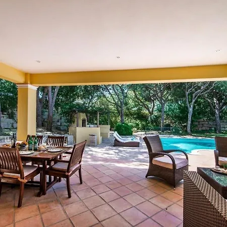 Semesterbostad Plaza - Beautiful Spacious House Off Roundabout 6 Quinta Do *