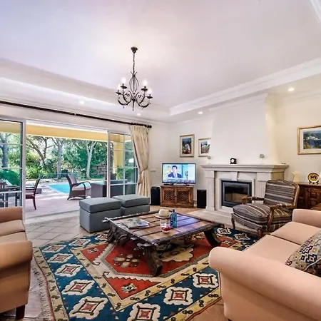 Semesterbostad Plaza - Beautiful Spacious House Off Roundabout 6 Quinta Do *