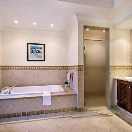 Semesterbostad Plaza - Beautiful Spacious House Off Roundabout 6 Quinta Do *