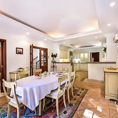 Plaza - Beautiful Spacious House Off Roundabout 6 Quinta Do *