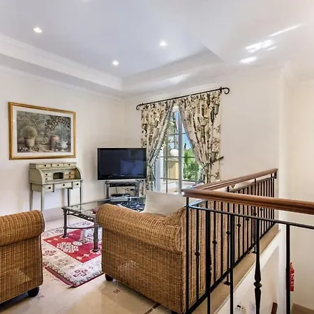 Plaza - Beautiful Spacious House Off Roundabout 6 Quinta Do *